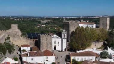 Portekiz 'deki Obidos Town' da. Bir tepenin üzerinde, güçlendirilmiş bir duvarla çevrili. Ünlü bir yer. 4k