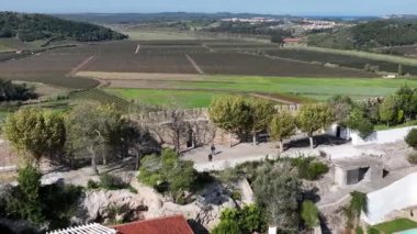 Portekiz 'deki Obidos Town' da. Bir tepenin üzerinde, güçlendirilmiş bir duvarla çevrili. Ünlü bir yer. 4k