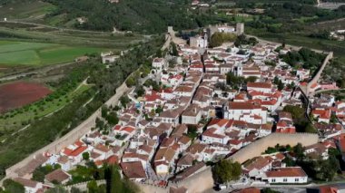 Portekiz 'deki Obidos Town' da. Bir tepenin üzerinde, güçlendirilmiş bir duvarla çevrili. Ünlü bir yer. 4k