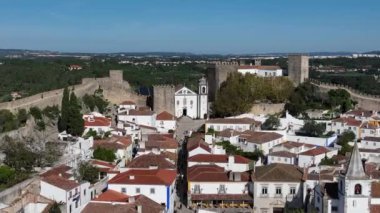 Portekiz 'deki Obidos Town' da. Bir tepenin üzerinde, güçlendirilmiş bir duvarla çevrili. Ünlü bir yer. 4k