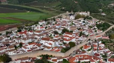 Portekiz 'deki Obidos Town' da. Bir tepenin üzerinde, güçlendirilmiş bir duvarla çevrili. Ünlü bir yer. 4k