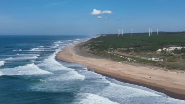 Nazare, Portekiz 'deki plaj. Dalgalar ve sörf için ünlü bir yer. Plaj ve Okyanus Dalgaları Arkaplanda. 4k