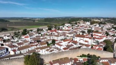 Portekiz 'deki Obidos Town' da. Bir tepenin üzerinde, güçlendirilmiş bir duvarla çevrili. Ünlü bir yer. 4k