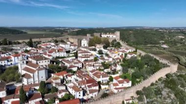 Portekiz 'deki Obidos Town' da. Bir tepenin üzerinde, güçlendirilmiş bir duvarla çevrili. Ünlü bir yer. 4k