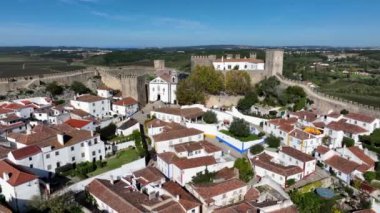 Portekiz 'deki Obidos Town' da. Bir tepenin üzerinde, güçlendirilmiş bir duvarla çevrili. Ünlü bir yer. 4k