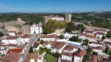 Portekiz 'deki Obidos Town' da. Bir tepenin üzerinde, güçlendirilmiş bir duvarla çevrili. Ünlü bir yer. 4k