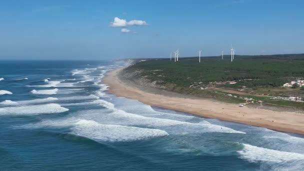 Nazare Portekiz Deki Plaj Dalgalar Sörf Için Ünlü Bir Yer — Stok video
