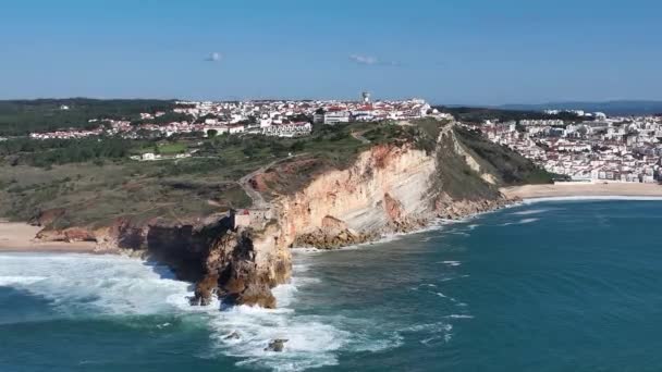 葡萄牙纳扎尔市的灯塔冲浪和冲浪的著名地方 背景下的海滩和海浪 — 图库视频影像