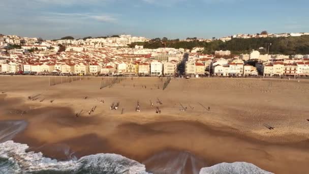 Portekiz Deki Nazare Kasabası Plaj Şehir Manzarası Nsansız Hava Aracı — Stok video