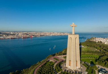Kral İsa 'nın mabedi. Portekiz 'deki Lizbon şehrine tepeden bakan İsa' nın Kutsal Kalbi 'ne adanmış Katolik anıtı..