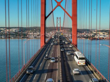 25 Nisan köprüsü (Ponte 25 de Abril), Portekiz 'in Lizbon kentinde Targus Nehri' ni geçmektedir. İHA.
