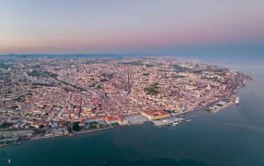 Lisbon Skyline ve Cityscape. Ön planda Tagus Nehri, Şehir merkezinde ve Arka planda Eski Şehir. Portekiz