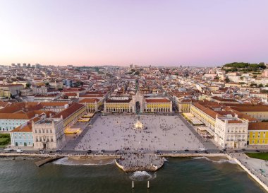 Portekiz, Lizbon 'da gece vakti ticaret meydanı. Palace Yard, Ribeira Kraliyet Sarayı. Drone Bakış Açısı