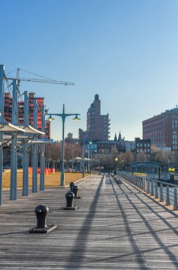 Manhattan 'daki rıhtım. Bankları ve tahta zemini olan boş bir alan. NYC, ABD.