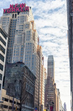 8. caddedeki New Yorker Oteli. 1929 'da yapılmış, Art Deco tarzı binası ile ünlüdür.