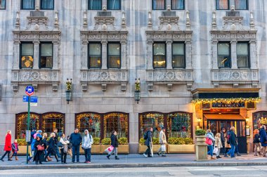 Noel Işıklı New York Caddesi. Warwick Otel Girişi