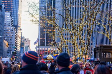 New York 'taki turistler. Arka planda Noel Işıkları.