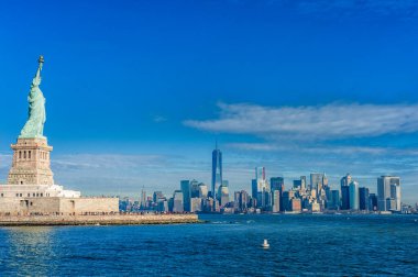 Özgürlük Heykeli Özgürlük Adası ve New York Şehri Manhattan şehir merkezi gökdelenleri ve mavi gökyüzü ile gökyüzü