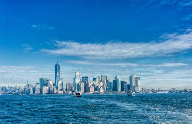 Manhattan Skyline Şehir Manzarası. Feribot arka planda. Hudson Nehri. NYC, ABD