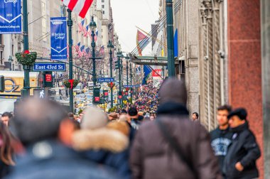 New York, New York - 30 Aralık 2013: New York, Manhattan 'da birçok turist. 5. Cadde.