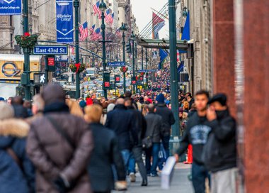 New York, New York - 30 Aralık 2013: New York, Manhattan 'da birçok turist. 5. Cadde.
