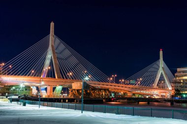 Boston Köprüsü. Uzun pozlama Gecesi Fotoğrafçılığı. Leonard P. Zakim Bunker Hill Anıt Köprüsü. Massachusetts, ABD