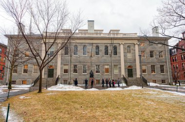 Boston 'da Harvard Yard' da. Harvard Üniversitesi Bölgesi. Cambridge Harvard Üniversitesi 'nde John Harvard heykeli
