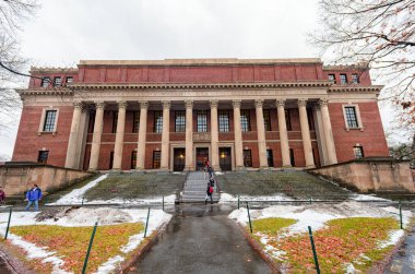 Boston 'da Harvard Yard' da. Harry Elkins Widener Anıt Kütüphanesi