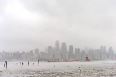 Hudson nehri kışın Misty New Your City 'nin arka planında. Nehirdeki gemi. NYC, ABD
