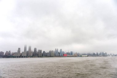 Hudson nehri kışın, Misty New York City 'nin arka planında. NYC, ABD