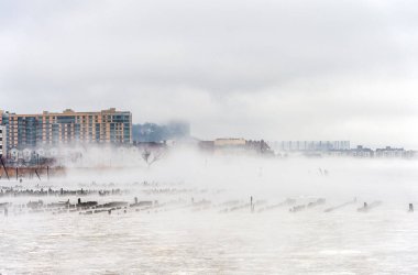 Hudson nehri kışın, Misty Edgewater Cityscape ile arka planda. New Jersey, ABD
