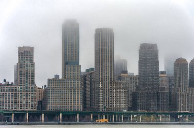 Arka plandaki puslu New York şehri manzarası. NYC, ABD.