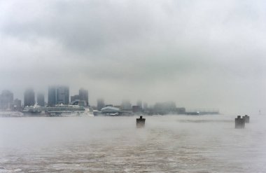 Hudson nehri kışın, Misty New York City 'nin arka planında. NYC, ABD