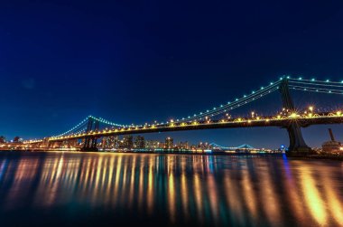 Gece vakti Manhattan. Uzun pozlama. - New York. NYC, ABD. Işıklar Suyun Yansıması.