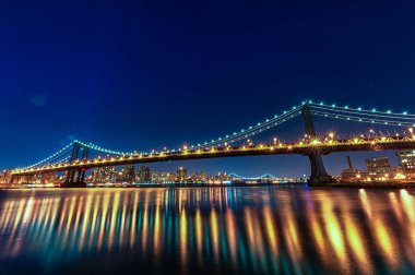 Manhattan Köprüsü, Gece. Uzun pozlama. - New York. NYC, ABD. Işıklar Suyun Yansıması.