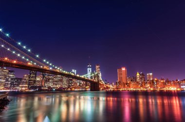 Brooklin Köprüsü, Gece. Uzun pozlama. - New York. NYC, ABD. Işıklar Suyun Yansıması.