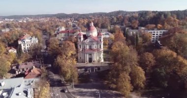 Aziz Kilisesi. Peter ve Paul, Vilnius, Litvanya 'da. Hava görüntüsü. Drone. Sonbahar Arkaplanı.