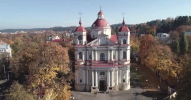 Aziz Kilisesi. Peter ve Paul, Vilnius, Litvanya 'da. Hava görüntüsü. Drone. Sonbahar Arkaplanı.