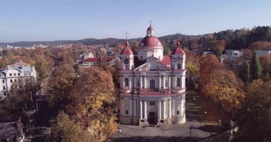 Aziz Kilisesi. Peter ve Paul, Vilnius, Litvanya 'da. Hava görüntüsü. Drone. Sonbahar Arkaplanı.