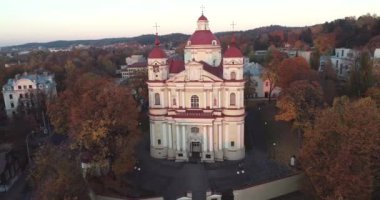 Aziz Kilisesi. Peter ve Paul, Vilnius, Litvanya 'da. Hava görüntüsü. Drone. Sonbahar Arkaplanı.