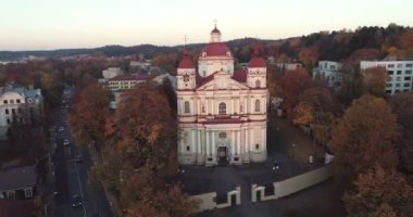 Aziz Kilisesi. Peter ve Paul, Vilnius, Litvanya 'da. Hava görüntüsü. Drone. Sonbahar Arkaplanı.