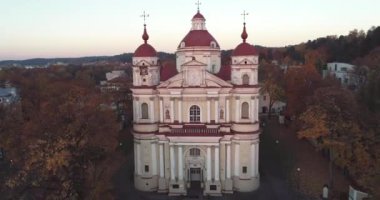 Aziz Kilisesi. Peter ve Paul, Vilnius, Litvanya 'da. Hava görüntüsü. Drone. Sonbahar Arkaplanı.