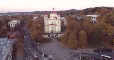 Aziz Kilisesi. Peter ve Paul, Vilnius, Litvanya 'da. Hava görüntüsü. Drone. Sonbahar Arkaplanı.