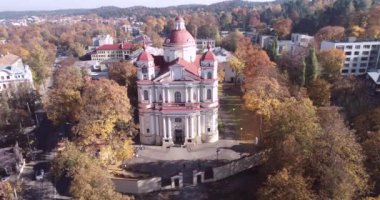 Aziz Kilisesi. Peter ve Paul, Vilnius, Litvanya 'da. Hava görüntüsü. Drone. Sonbahar Arkaplanı.