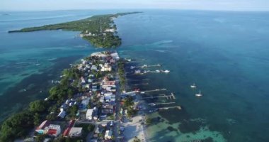 Karayip Denizi 'ndeki Caye Caulker Adası. Belize. Drone Bakış Açısı.