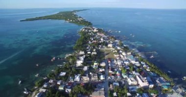 Karayip Denizi 'ndeki Caye Caulker Adası. Belize. Drone Bakış Açısı.
