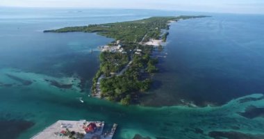 Karayip Denizi 'ndeki Caye Caulker Adası. Belize. Drone Bakış Açısı.
