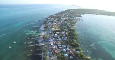 Karayip Denizi 'ndeki Caye Caulker Adası. Belize. Drone Bakış Açısı.