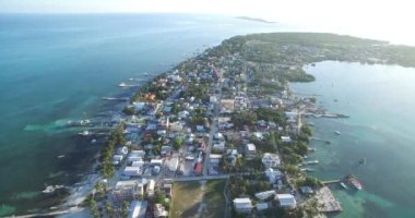 Karayip Denizi 'ndeki Caye Caulker Adası. Belize. Drone Bakış Açısı.