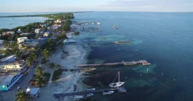Karayip Denizi 'ndeki Caye Caulker Adası. Belize. Drone Bakış Açısı.